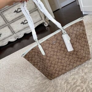Coach City Tote Bag In Signature Canvas - Khaki Light Sage
BRAND NEW / NWT